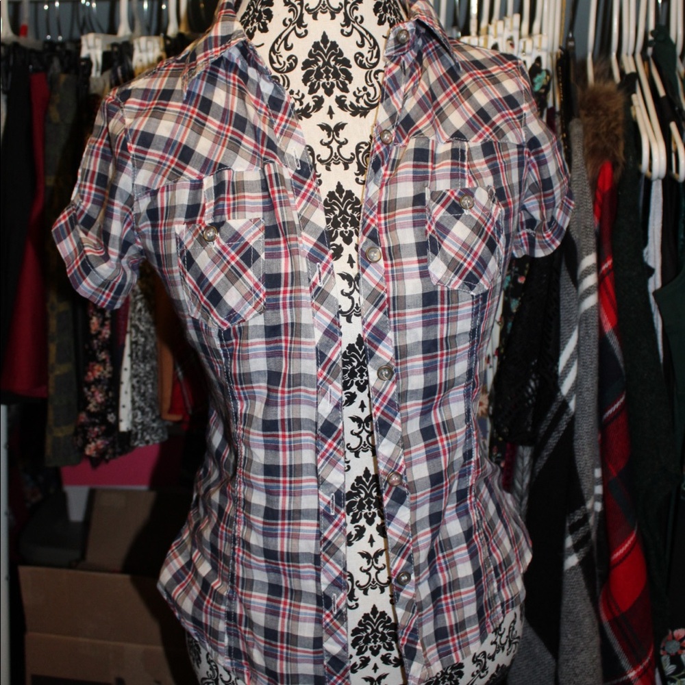 Short sleeve plaid button down